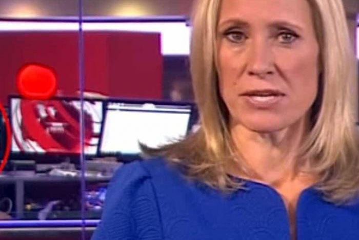 Funcionário da BBC assiste a filme erótico ao vivo durante transmissão