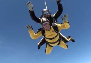 Idoso de 101 anos bate recorde ao pular de paraquedas