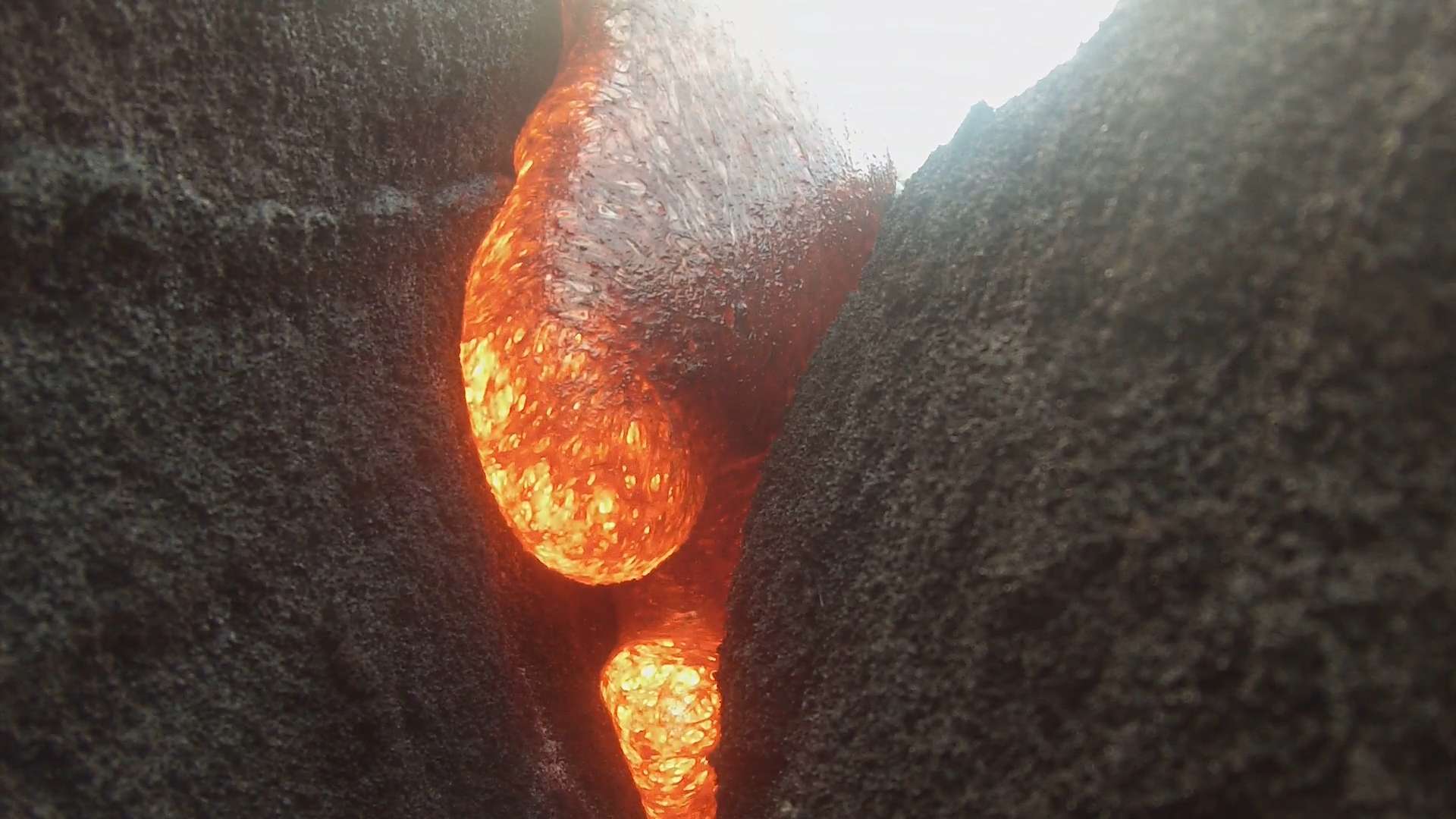 Câmera resiste a calor e filma lava de vulcão