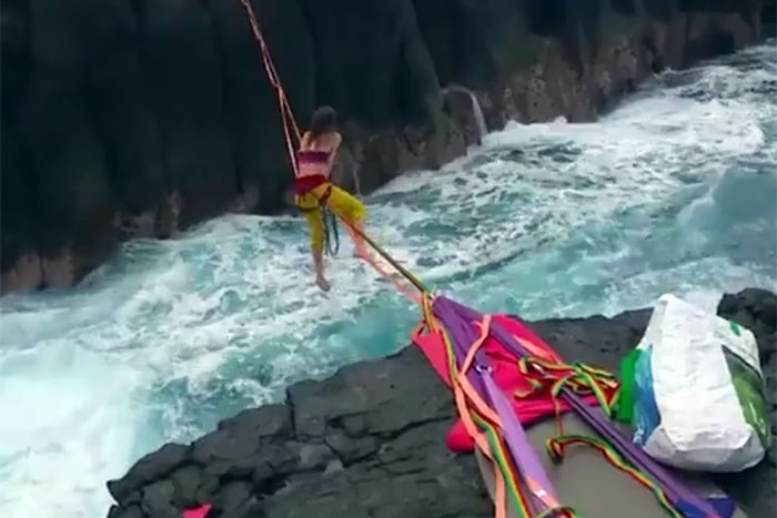 Onda gigante quase transforma slackline em tragédia