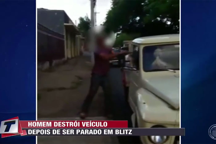 Homem destrói carro após ser parado em bliz