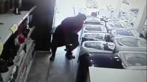 Mulher esconde TV de 32'' entre as pernas