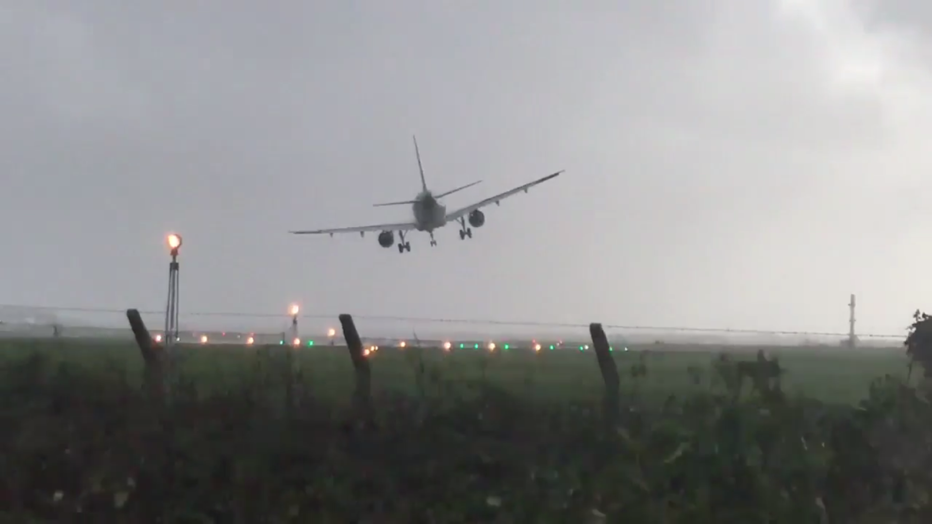 Avião faz aterrissagem assustadora em Dublin