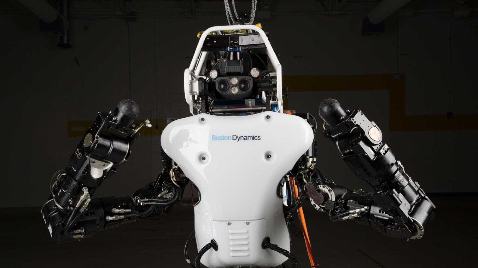 Robô humanoide dá salto mortal incrível 