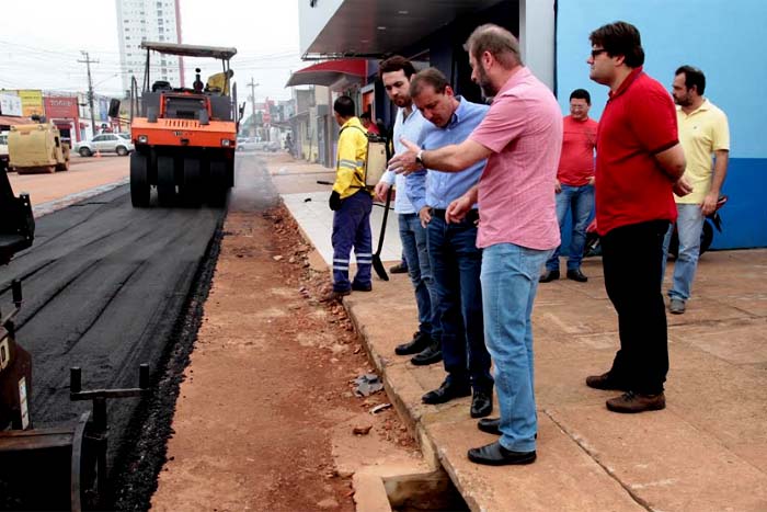 Prefeito visita obra de ampliação da avenida Duque de Caxias