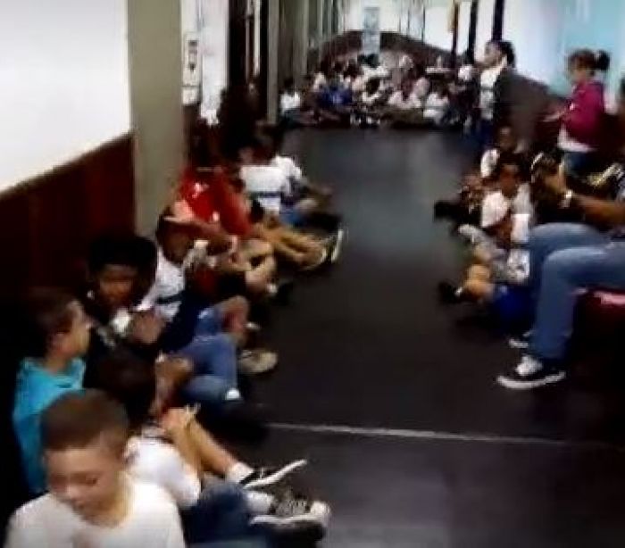 Professor toca violão e acalma alunos durante tiroteio no Rio de Janeiro