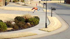 Carteiro sofre acidente bizarro durante entrega