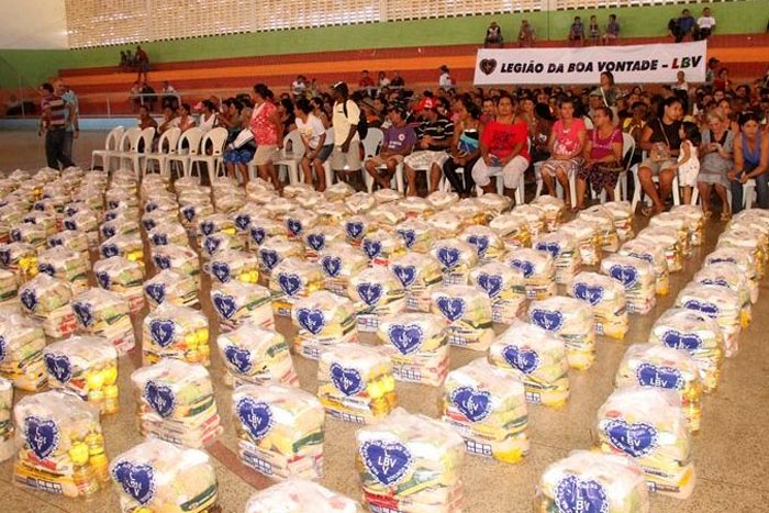 Governo participa da entrega de cestas básicas feitas pela LBV