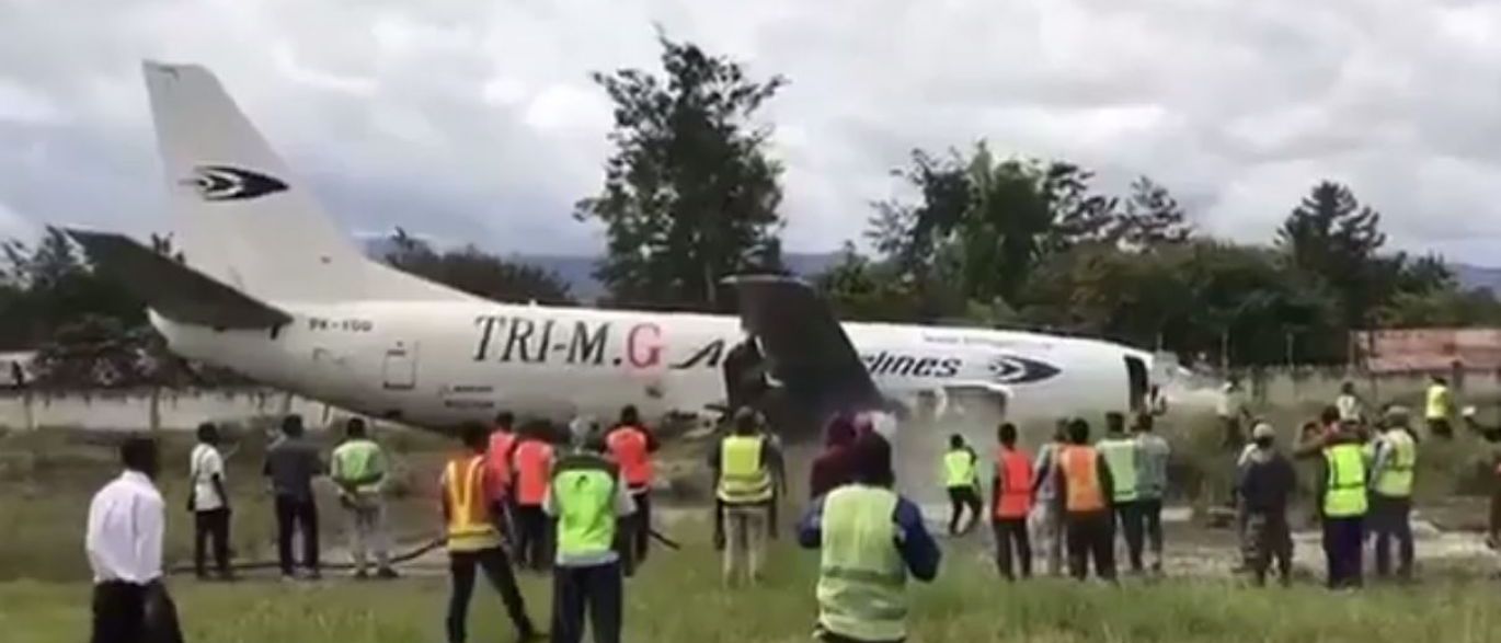Avião derrapa e sai da pista na Indonésia