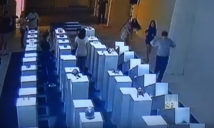 Turista causa prejuízo de  US$ 200 mil após tentar tirar selfie 