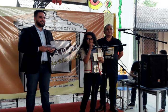 Léo Moraes recebe homenagem de alunos e professores da Escola Estadual Duque de Caxias