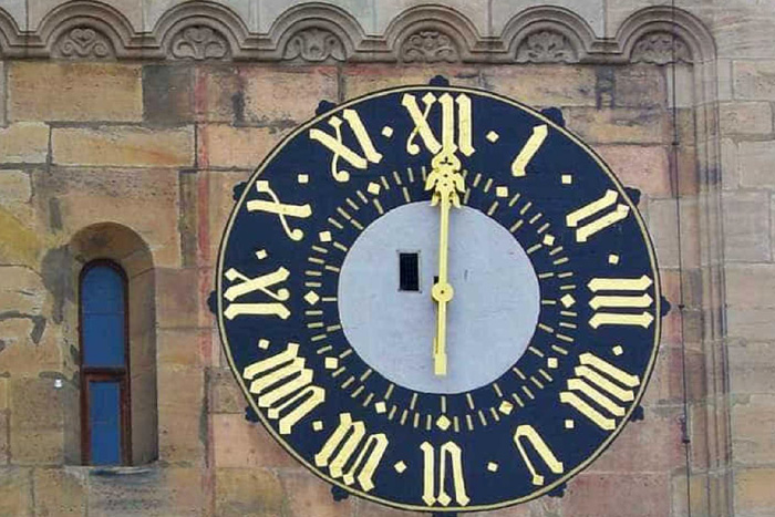 Pesquisadores encontram relógio solar romano com 2 mil anos