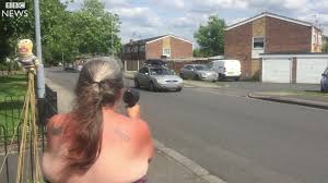 Idosa britânica se torna sensação na internet com secador de cabelo que imita radar