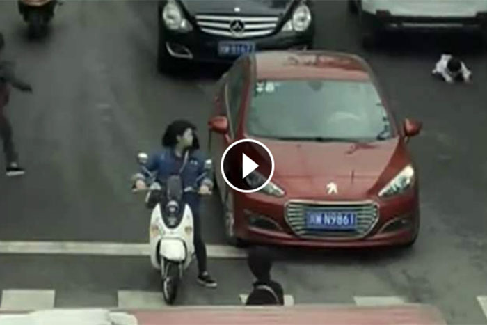Criança foge e quase é atropelada por dois carros na China