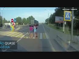 Mãe salva bebé de ser atropelado por  caminhão