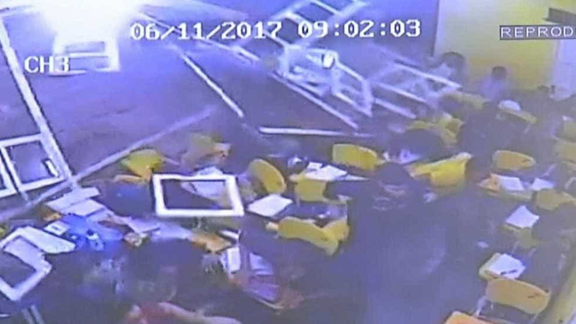 Caminhão desgovernado invade sala de aula no RJ