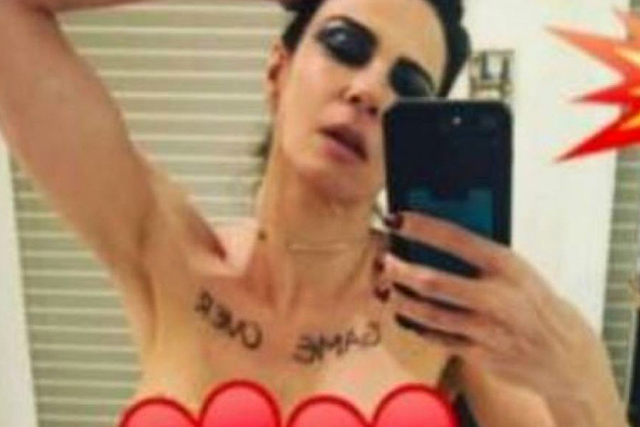 Aos 47 anos, Luciana Gimenez faz topless e é criticada na web