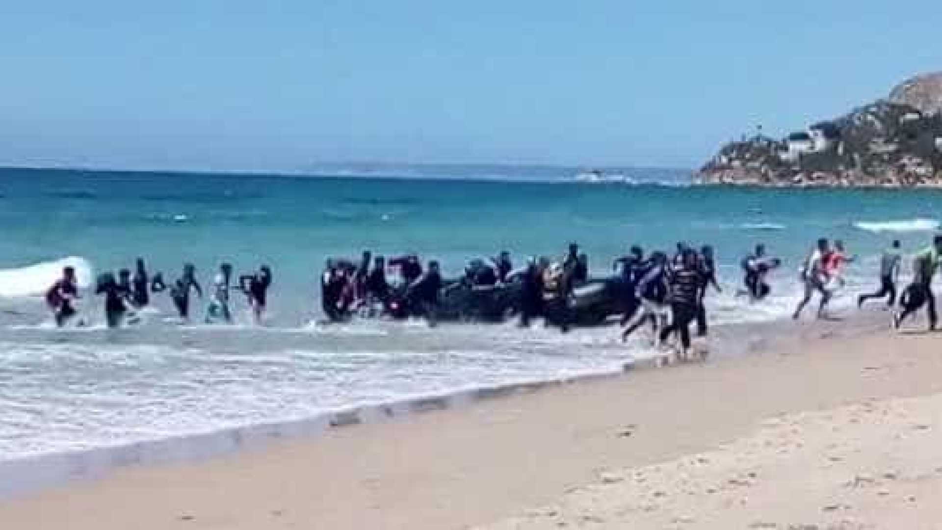 Bote com imigrantes assusta banhistas em praia 