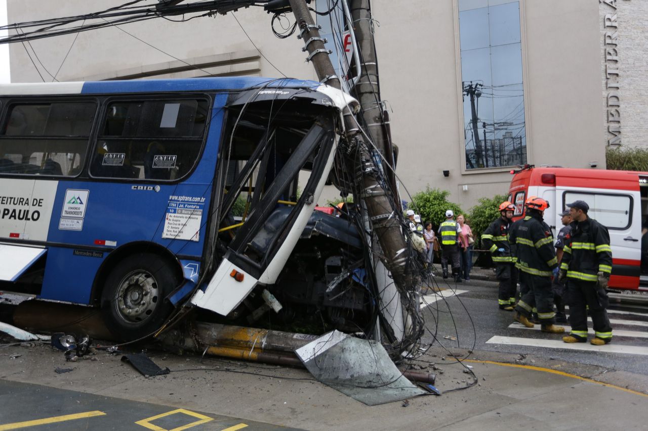 Ônibus atinge sete carros e poste em São Paulo