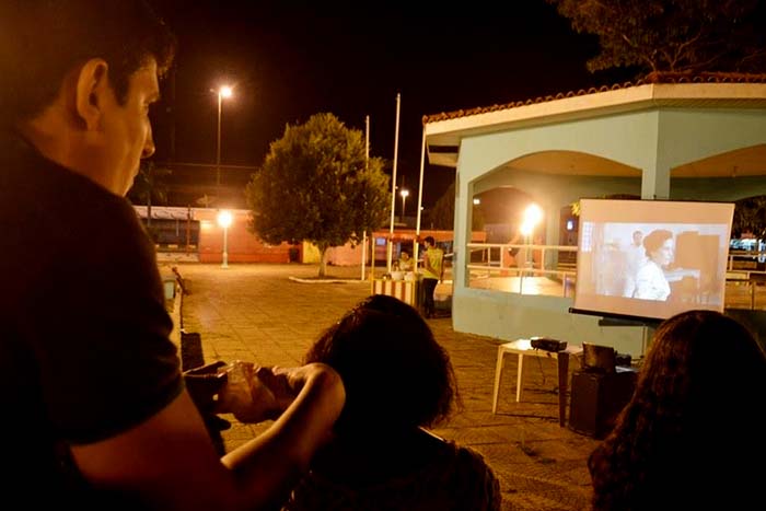 Psicólogos realizam cinema na praça e refletem sobre Luta Antimanicomial