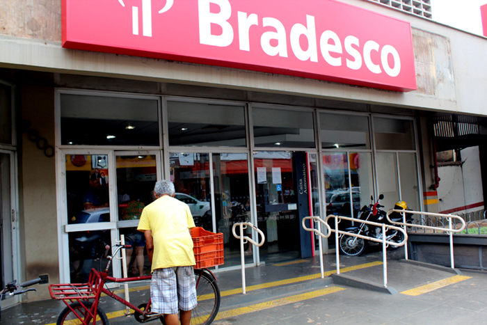 Justiça determina que Bradesco reintegre ao trabalho bancária portadora de LER/Dort
