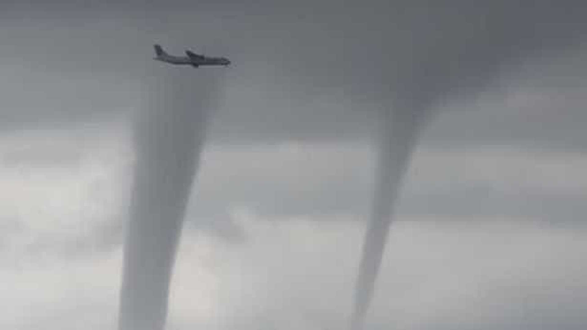 Avião desvia de três tornados e faz pouso arriscado
