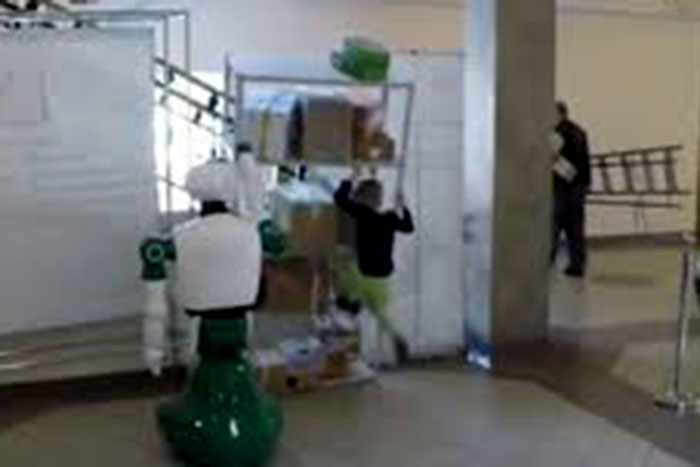 Robô salva menina de ser esmagada por prateleira