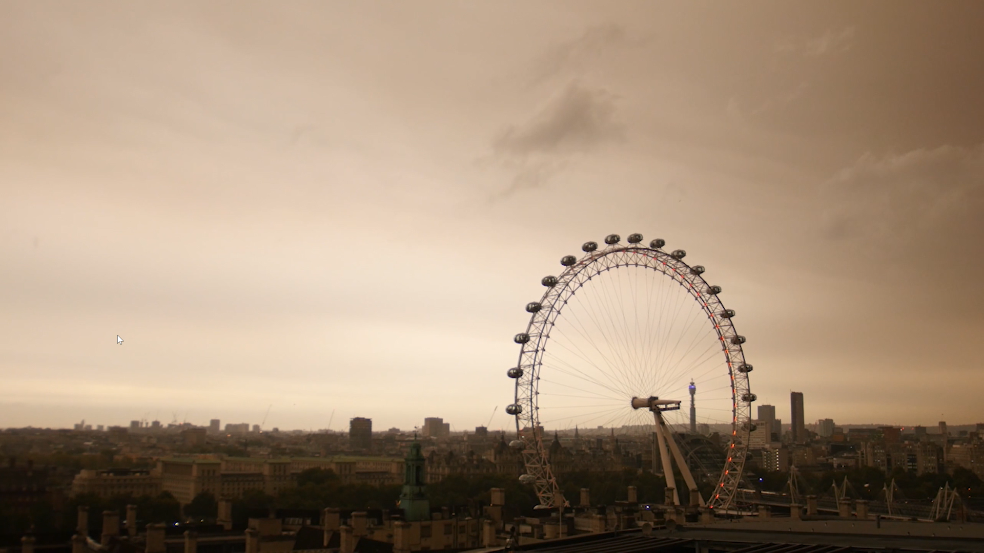 Poeira do Saara deixa céu de Londres laranja