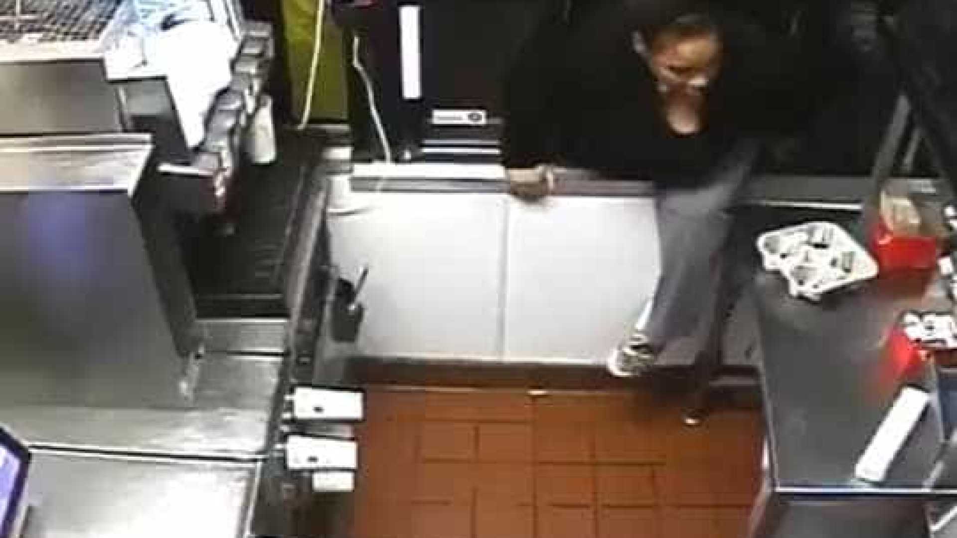 Mulher pula janela para roubar Mc Donalds
