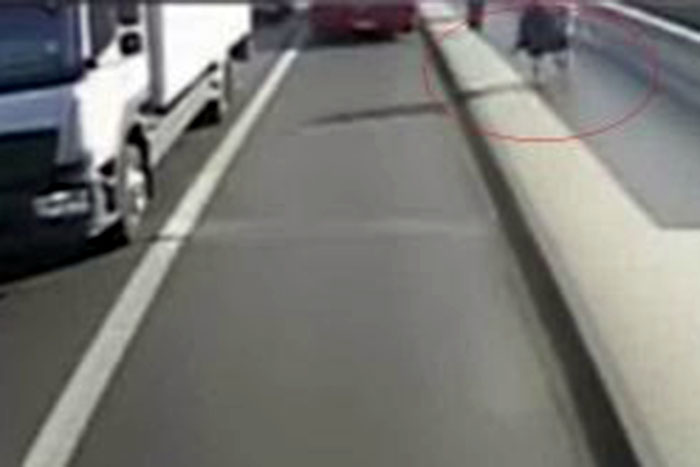 Homem empurra desconhecida em frente a ônibus