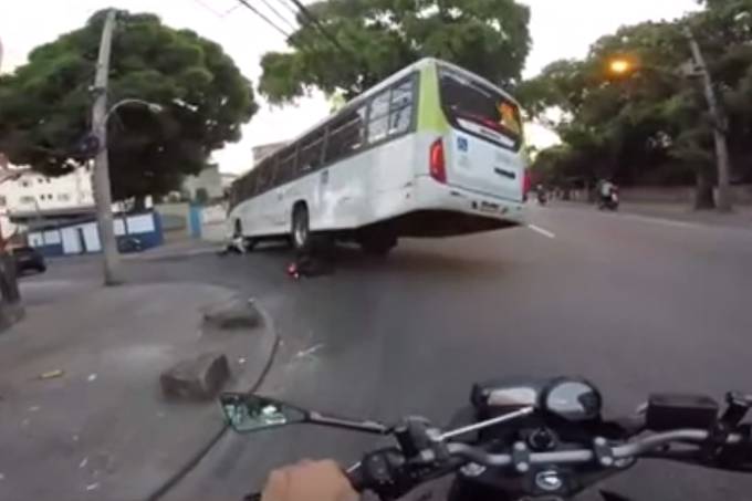 Motoqueiro escapa ileso após ser atropelado por ônibus 