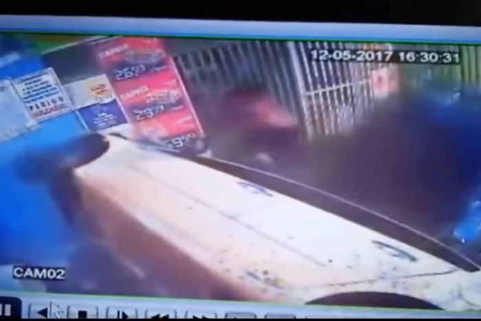 Acre- Homem escapa por pouco de ser esmagado por carro desgovernado