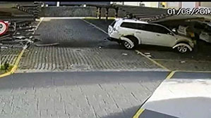 Jovem destrói estacionamento após manobrar carro