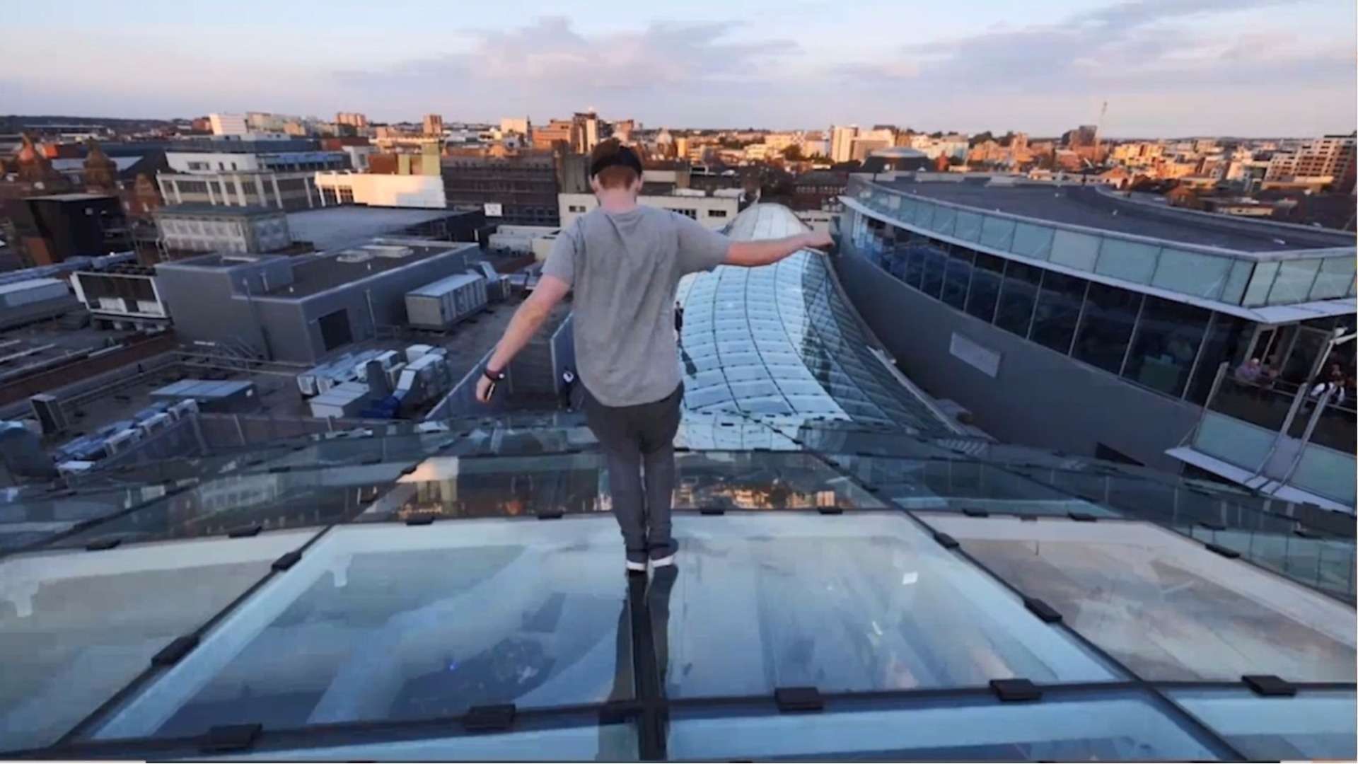 Jovens andam em teto de vidro e aterrorizam clientes