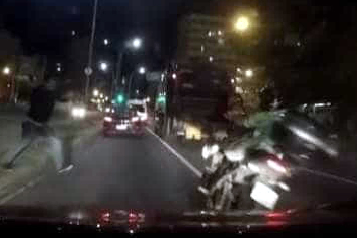 Vídeo mostra reação de policial durante assalto