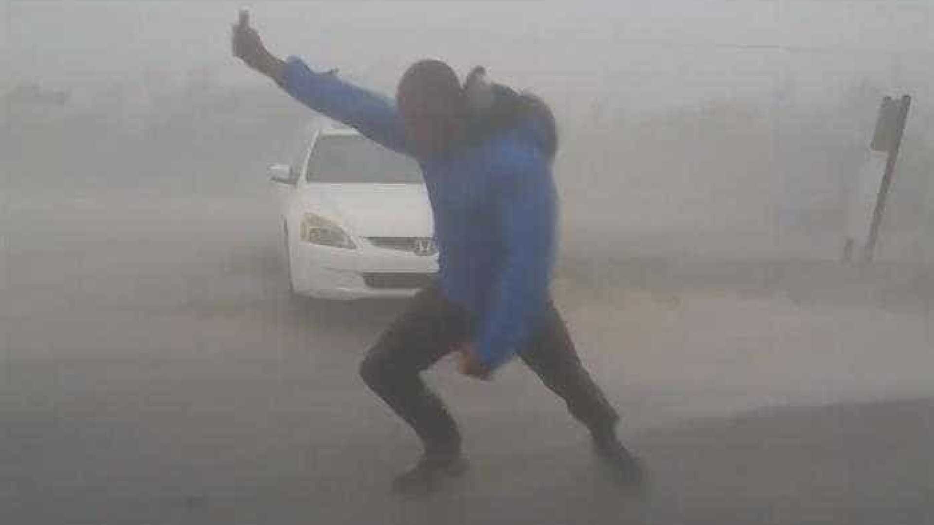 Meteorologista se arrisca durante furacão Irma 
