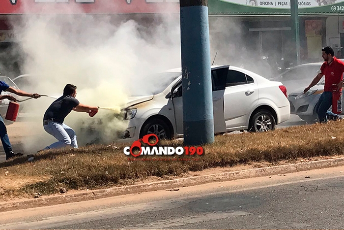 Carro pega fogo no meio da rua e assusta motorista, em Ji-Paraná