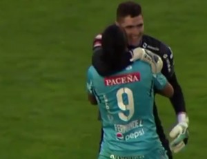 Goleiro argentino surpreende e faz gol da própria área