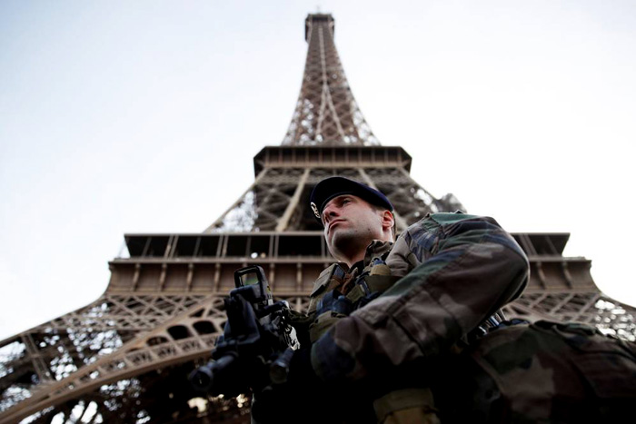 França declara fim de estado de emergência após quase 2 anos