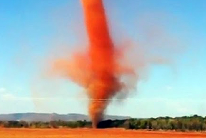 Redemoinho assusta trabalhadores no Mato Grosso