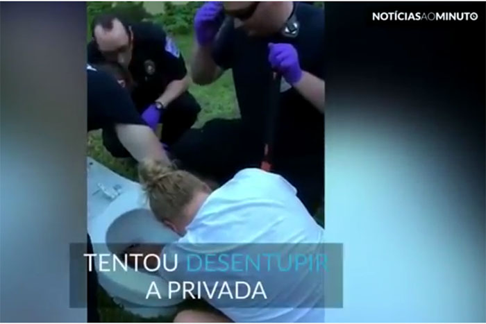 Mulher entala braço na privada e é socorrida por bombeiros 