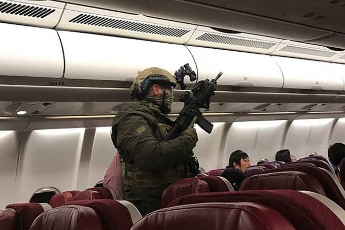 Passageiros prendem homem que ameaçou explodir avião em Melbourne