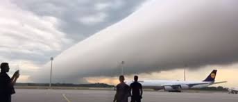 Nuvem 'apocalíptica' surpreende funcionários de aeroporto na Alemanha
