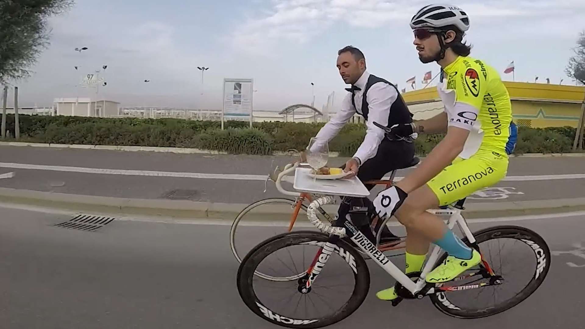 Ciclista almoça enquanto pedala