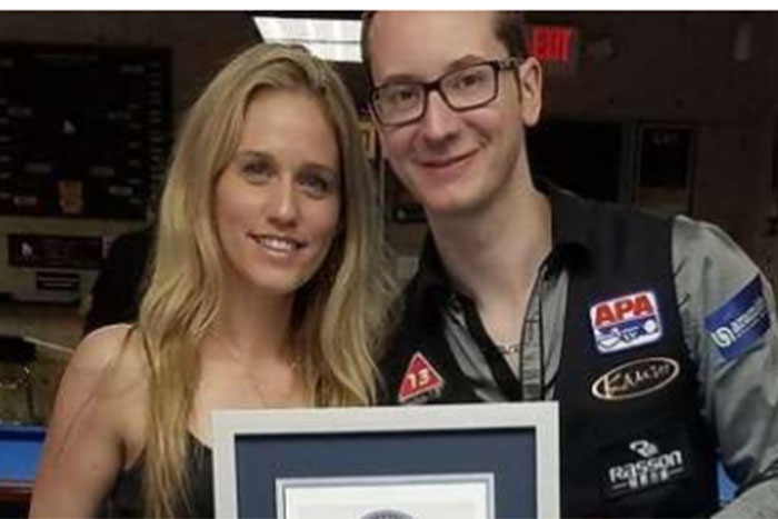 Casal impressiona com truques de sinuca