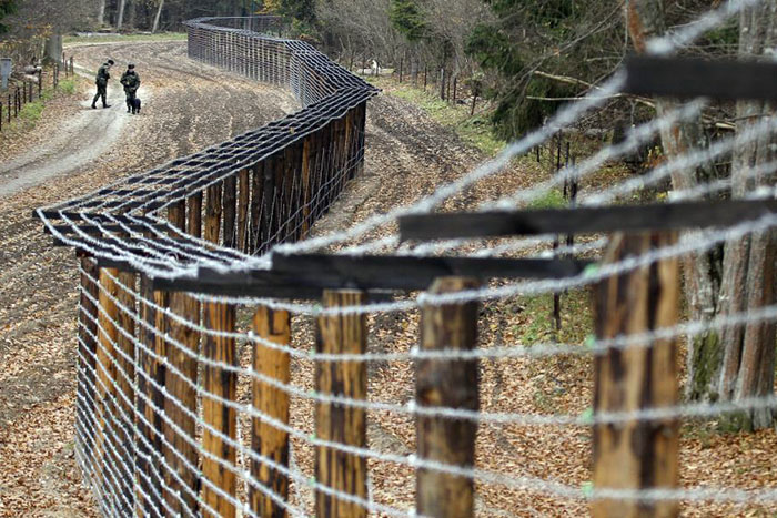 Lituânia dá início à construção de cerca na fronteira com Rússia