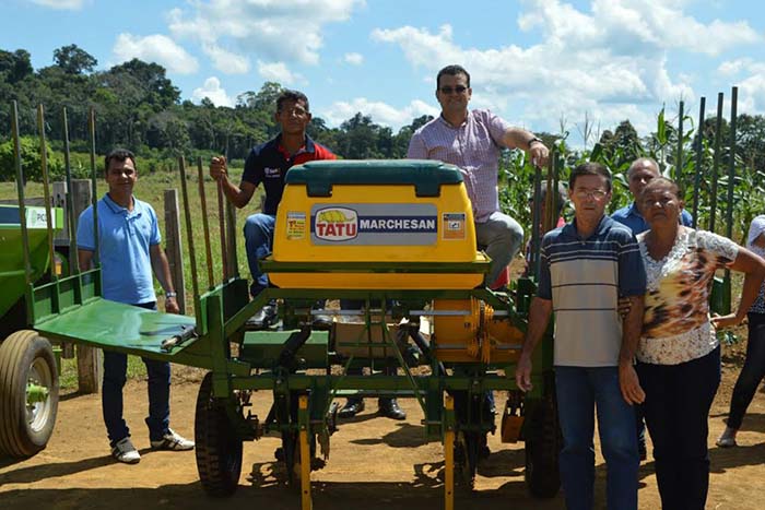 Deputado Ezequiel Junior participa de entrega de implementos agrícolas 