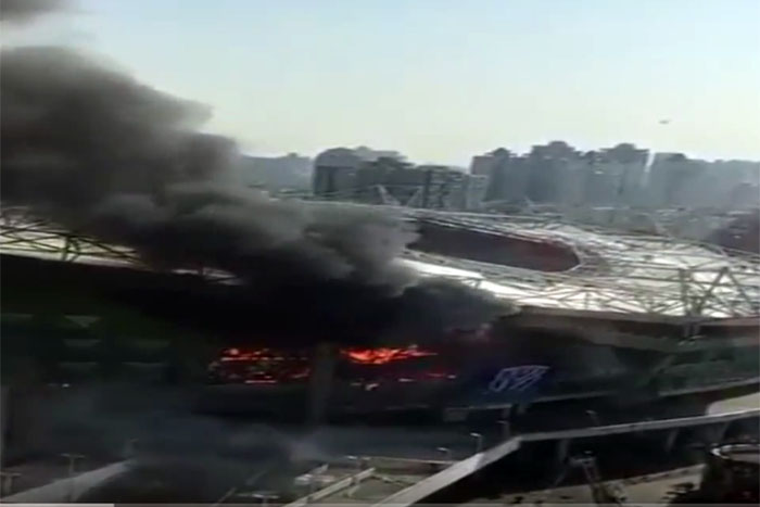 Estádio do Shanghai Shenhua, novo time de Tevez, pega fogo na China
