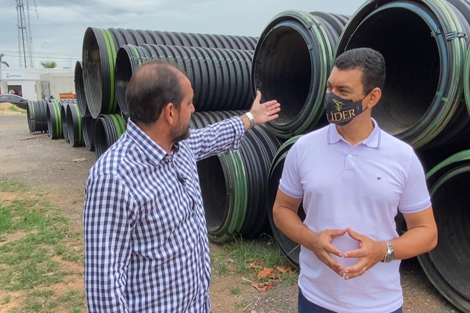 Laerte Gomes confere tubos corrugados, que vão substituir pontes de madeira, em Presidente Médici
