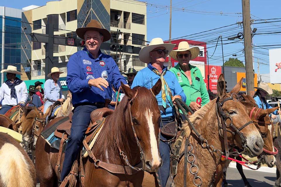 Deputado Pedro Fernandes celebra sucesso da tradicional Cavalgada da Expoari em Ariquemes